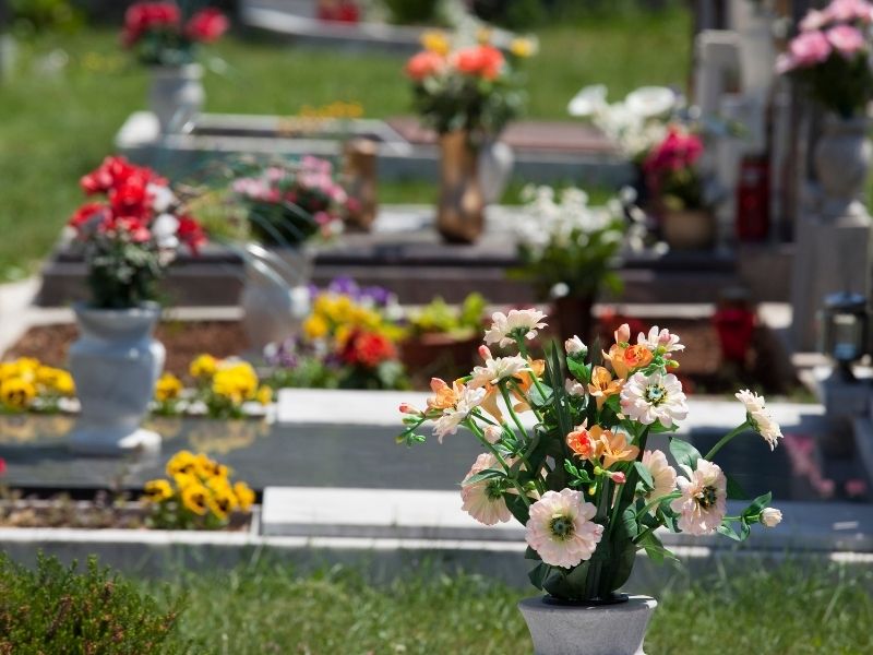 fleurs tombes - personnalisation de la sépulture